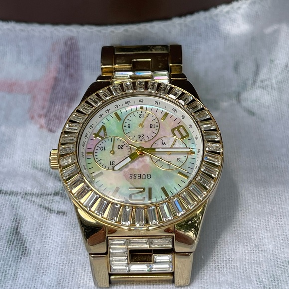GLISTENING GUESS WATCH…WINNING GIFT FOR SELF OR OCCASION!👍⭐️❤️ - Picture 4 of 12